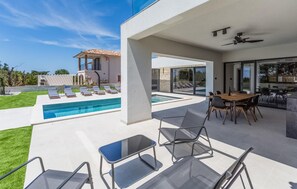 A heated pool - Luxurious home in Porec (Porec)