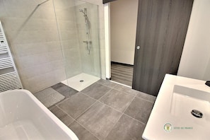 Bathtub, hair dryer, towels