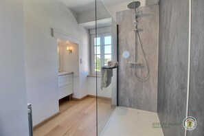 Een douche, een haardroger, handdoeken