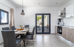 Fridge, oven, stovetop, dishwasher - Stunning home in Stanici (Stanici)