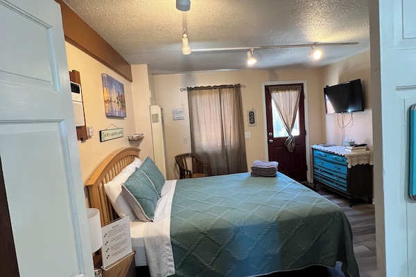 1 habitación, tabla de planchar con plancha y cuna de viaje