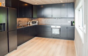 ثلاجة، غسالة أطباق، ماكينة لصنع القهوة/الشاي