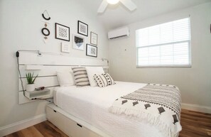 3 bedrooms, WiFi, bed sheets - NEW! Beach Block House w/ grill & beach essentials (Clearwater)