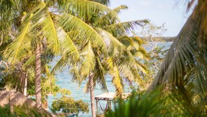 Un paisaje tropical con palmeras y vistas al mar.
