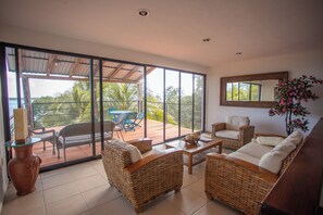 CASA EN LA LAGUNA FAMILIAR | Área de sala de estar