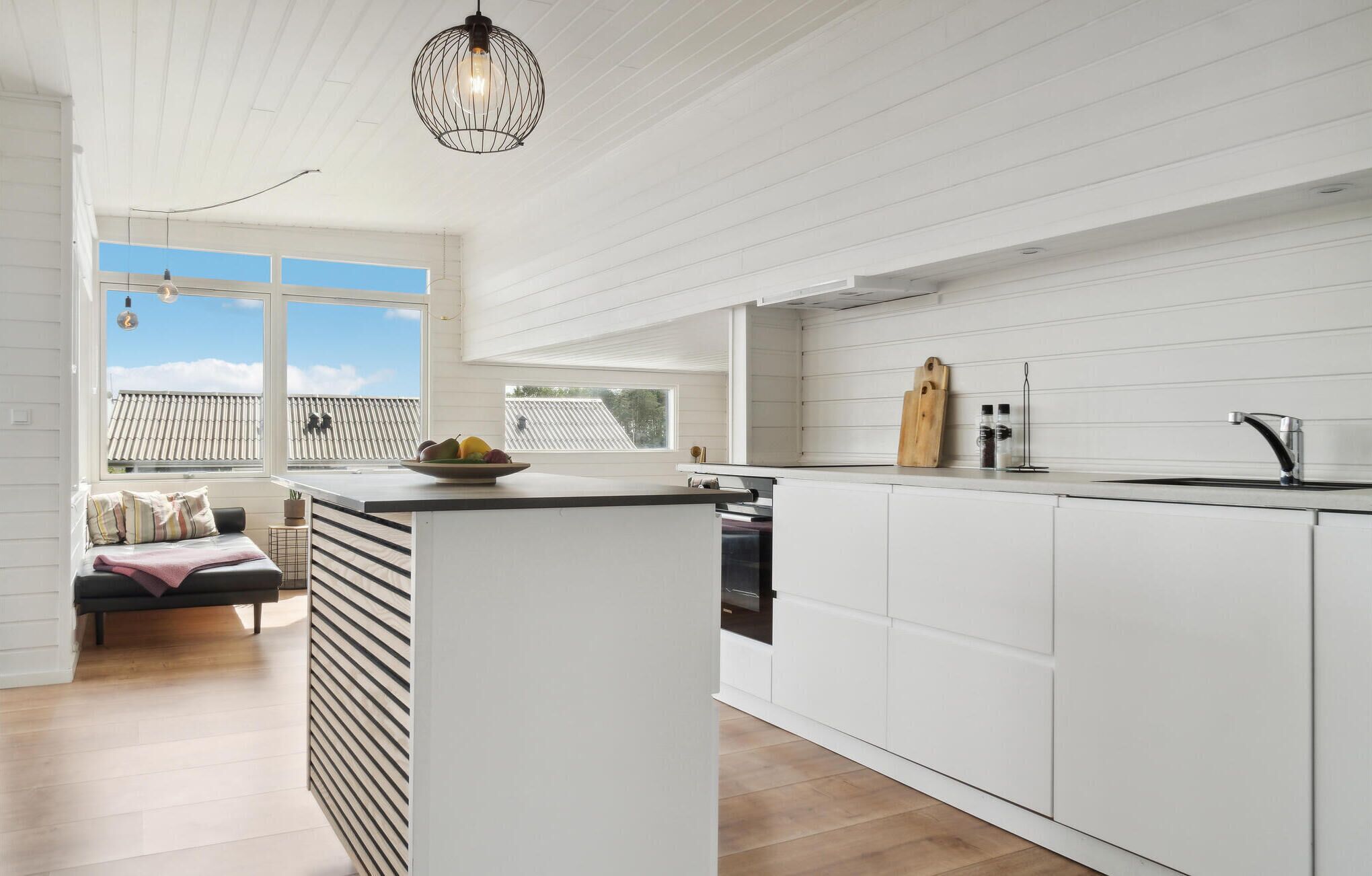 Kühlschrank, Geschirrspüler, Wasserkocher mit Kaffee-/Teezubehör