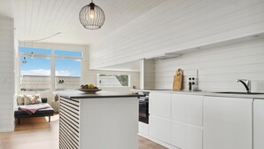 Coffee/tea maker, fridge, dishwasher, cookware/dishes/utensils - 3 bedroom nice home in Rønde (Rønde)