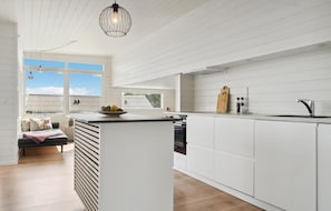 Fridge, dishwasher, coffee/tea maker - 3 bedroom nice home in Rønde (Rønde)