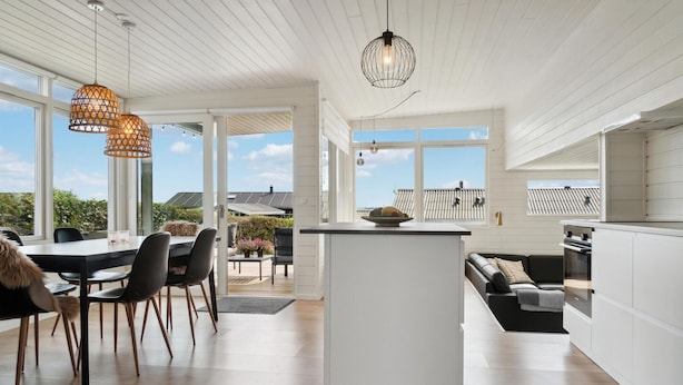 A spacious kitchen with a central island, large windows, and a view of the outdoors. - 3 bedroom nice home in Rønde (Rønde)