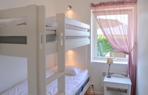 2 bedrooms, free WiFi, bed sheets - 2 bedroom gorgeous home in Malmköping (Malmköping)