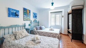 A room with two beds, a window, and artwork on the wall. - Alojamiento rural Aloe Pozo Alcón by Ruralidays (Jaén)