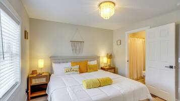 4 bedrooms, iron/ironing board, internet, bed sheets