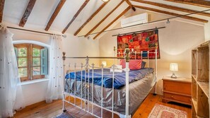 3 habitaciones, tabla de planchar con plancha, cuna de viaje y wifi 