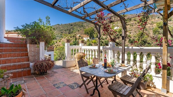Outdoor dining - Cortijo Rio Seco Las Golondrinas Almuñécar by Ruralidays (Granada)