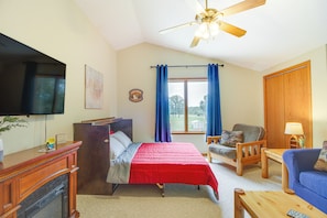 1 Schlafzimmer, Schreibtisch, Bügeleisen/Bügelbrett, Reisekinderbett