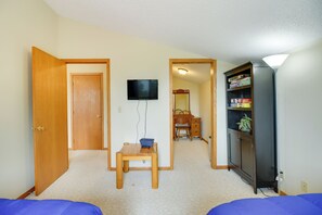 1 chambre, bureau, fer et planche Ă repasser, lit parapluie