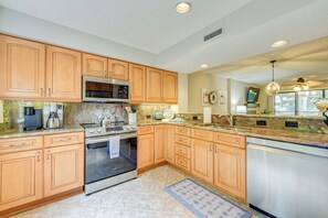 Fridge, microwave, stovetop, dishwasher - Private Deck & Pool Access: Myrtle Beach Getaway! (Myrtle Beach)