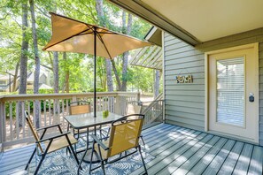 Outdoor dining - Private Deck & Pool Access: Myrtle Beach Getaway! (Myrtle Beach)