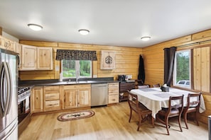 Fridge, microwave, stovetop, dishwasher - Welcoming Wasilla Cabin w/ Patio! (Wasilla)