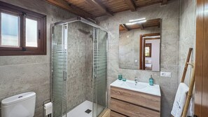 Shower, hair dryer, towels - La Pasadilla Alozaina by Ruralidays (Málaga)
