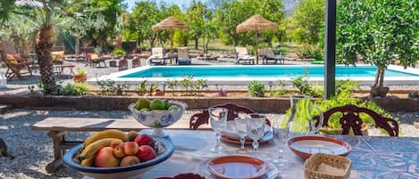 تناول الطعام بالخارج