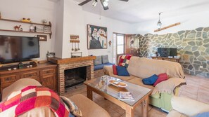 تلفزيون، مدفأة، ستيريو