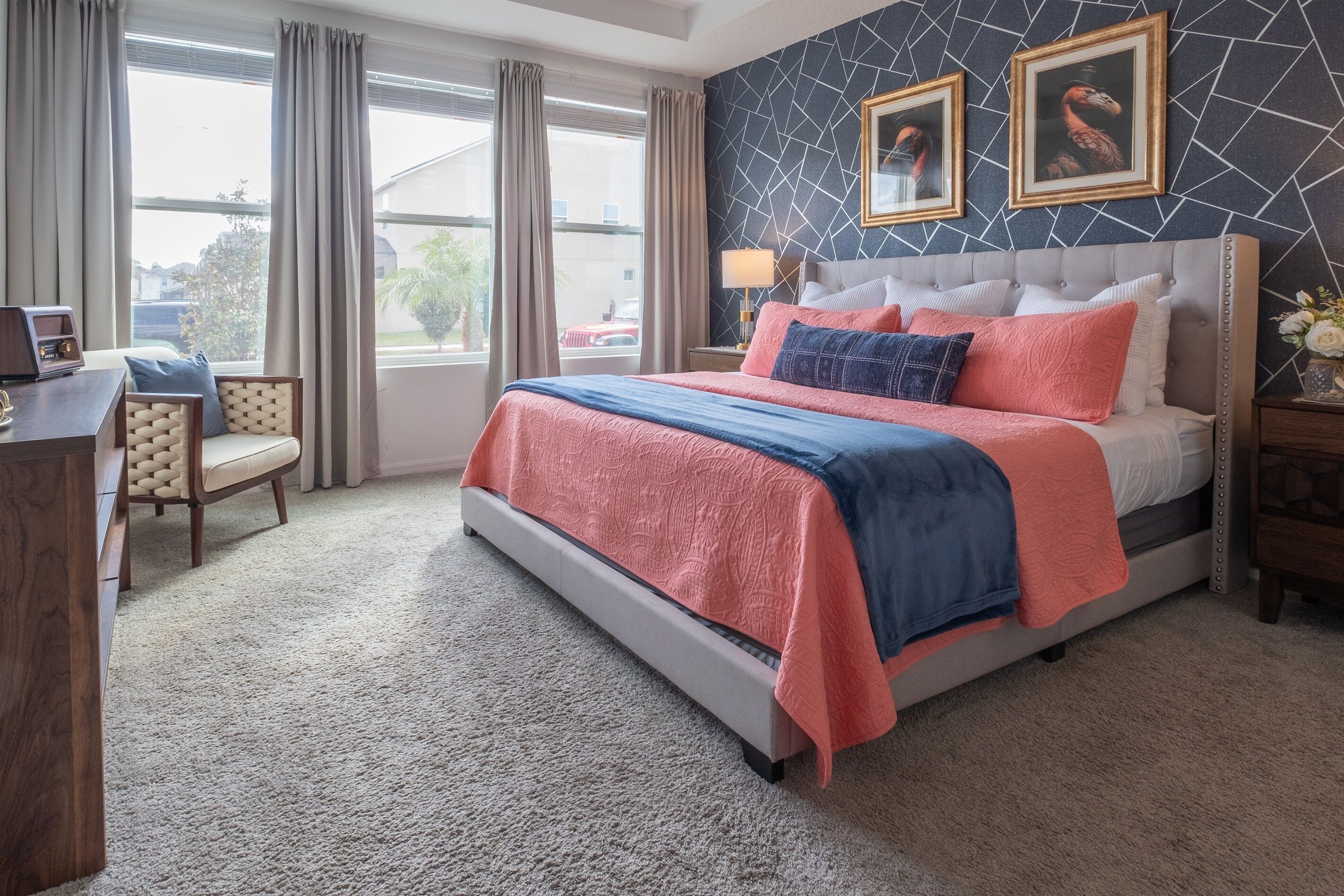 6 soverom, skrivebord, strykejern/-brett og reiseseng for barn