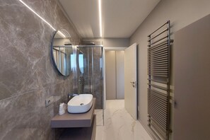 Shower, hair dryer, bidet, towels