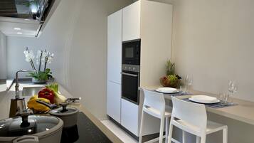 Kühlschrank, Mikrowelle, Ofen, Herdplatte