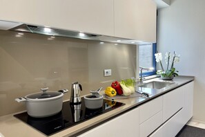 Fridge, microwave, oven, stovetop - Elegant apartment with air conditioning and elevator (Viareggio)