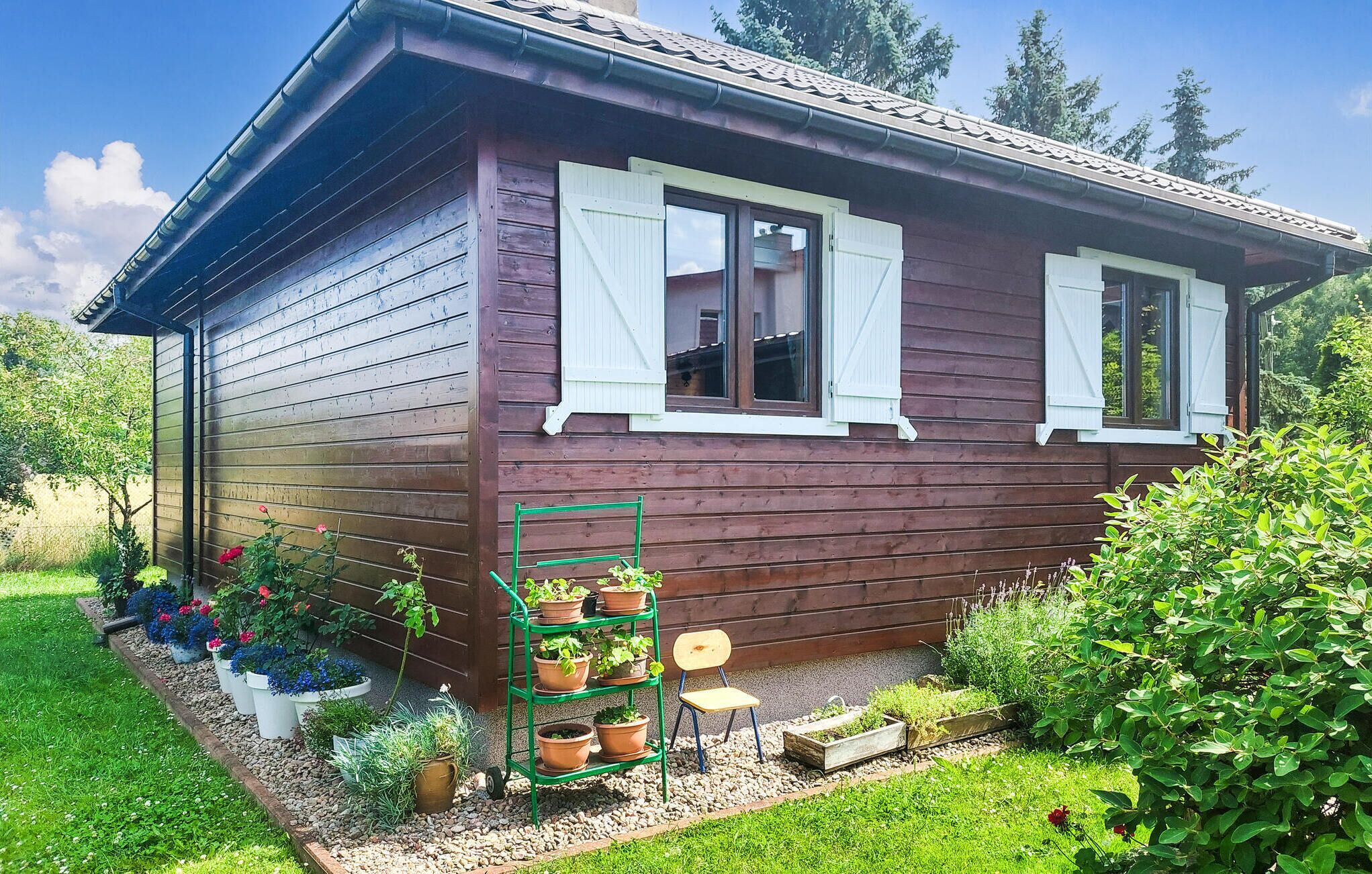 Una casa de madera con dos ventanas y un pequeño porche.