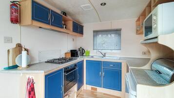 Een koelkast, een oven, een kookplaat, een koffiezetapparaat/waterkoker