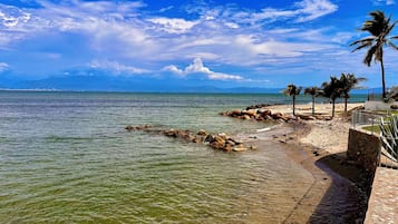 Sulla spiaggia, lettini da mare