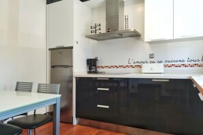 Een koelkast, een magnetron, een oven, een kookplaat