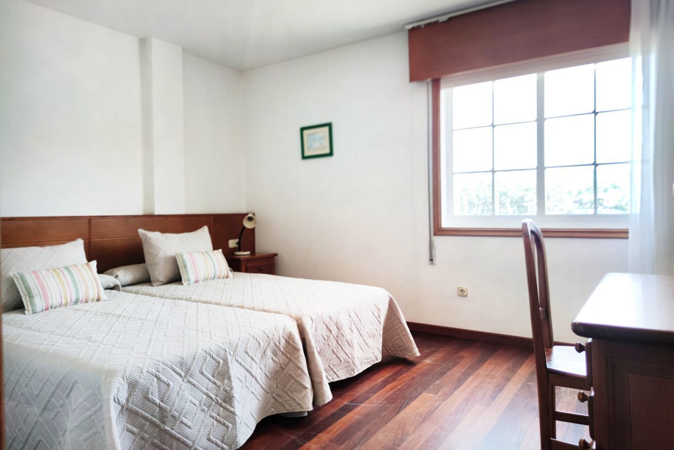 2 bedrooms, travel cot, WiFi, bed sheets