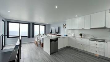 冷蔵庫、電子レンジ、オーブン、コンロ