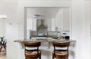 Fridge, microwave, oven, stovetop - Hip Apartment & Huge Patio Sunset Views, 20 Blocks to the Beach (Los Angeles)