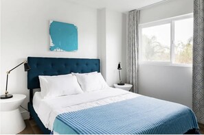 2 bedrooms, desk, iron/ironing board, free WiFi - Hip Apartment & Huge Patio Sunset Views, 20 Blocks to the Beach (Los Angeles)