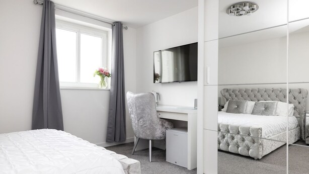 1 bedroom, desk, iron/ironing board, WiFi - Elegant Flat with Balcony (Edinburgh)