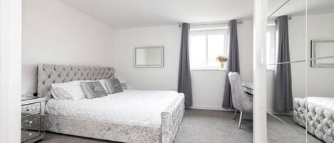 1 bedroom, desk, iron/ironing board, WiFi