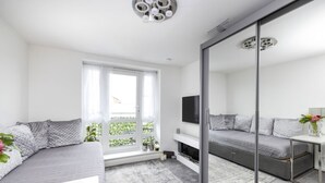TV, offices - Elegant Flat with Balcony (Edinburgh)