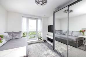 TV, offices - Elegant Flat with Balcony (Edinburgh)