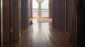 Ein Holzinnenraum mit Blick auf einen Balkon und einer Chandelier.