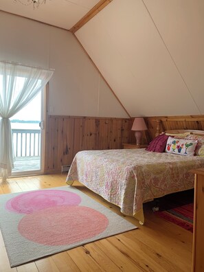 3 bedrooms, desk, WiFi, bed sheets - The “Big” Cottage (Richmond)