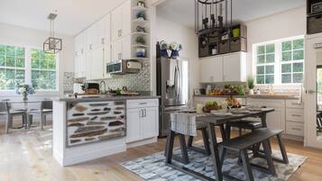 KĂŒhlschrank, Mikrowelle, Ofen, Herdplatte