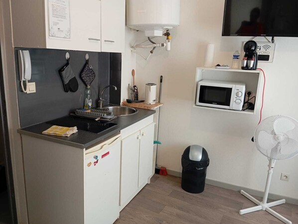 Kühlschrank, Mikrowelle, Herdplatte, Wasserkocher mit Kaffee-/Teezubehör