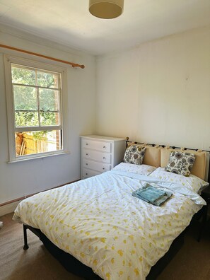 1 bedroom, iron/ironing board, travel cot, WiFi