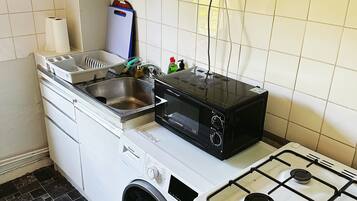 Een magnetron, een oven, een kookplaat, een kinderstoel