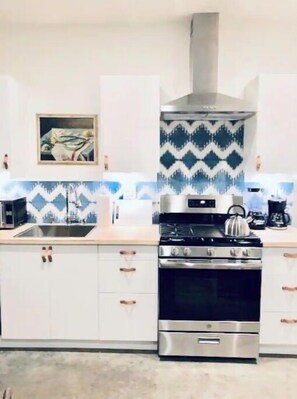 ثلاجة، ميكروويف، فرن، موقد طهي مسطح