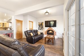 Smart TV, fireplace, offices - Serenity Skyline Lodge (Colorado Springs)